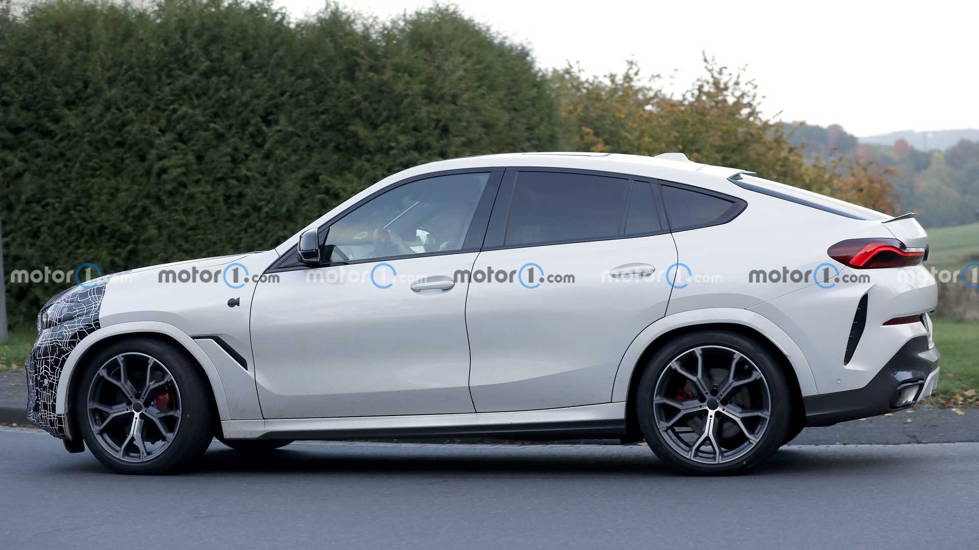 Новый BMW X6 тестируют в минимальном камуфляже 