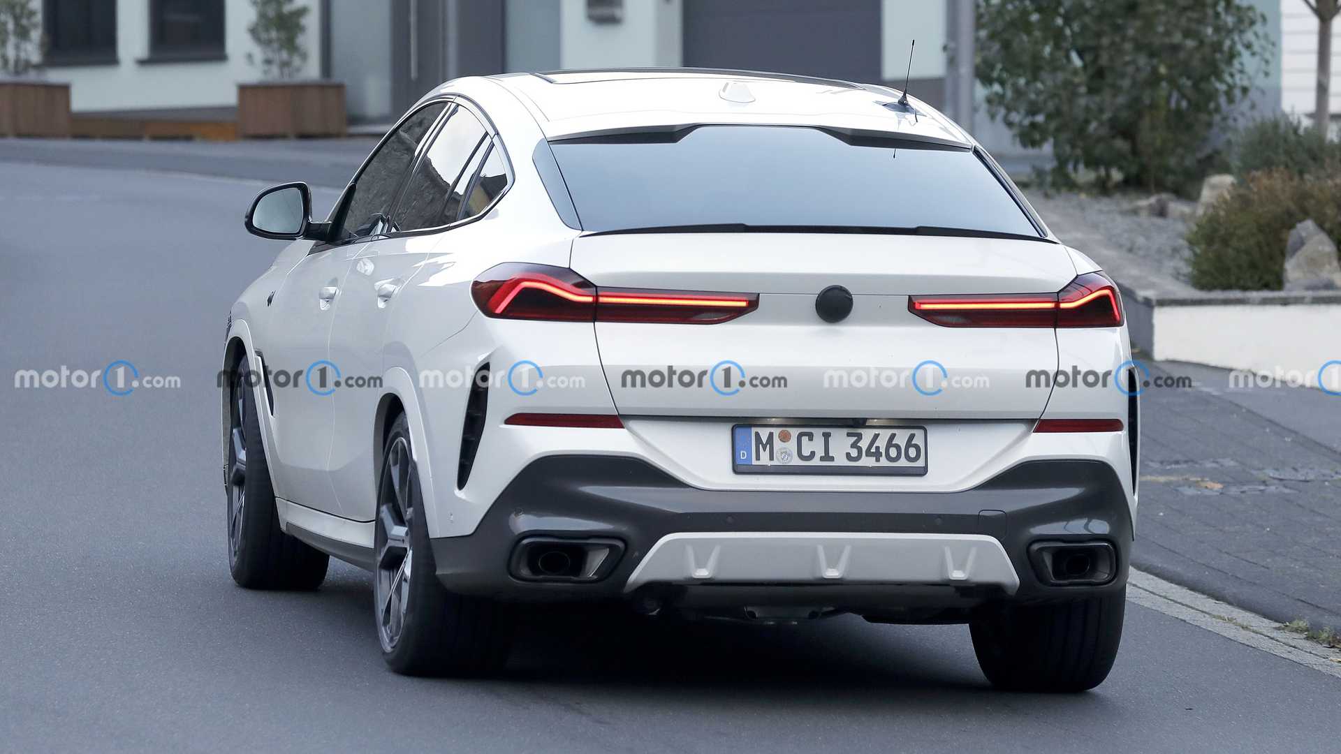 Новый BMW X6 тестируют в минимальном камуфляже 
