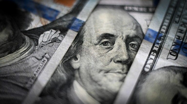 Доллар в обменниках взлетел на фоне массовых обстрелов Украины: сколько стоит валюта 10 октября - today.ua