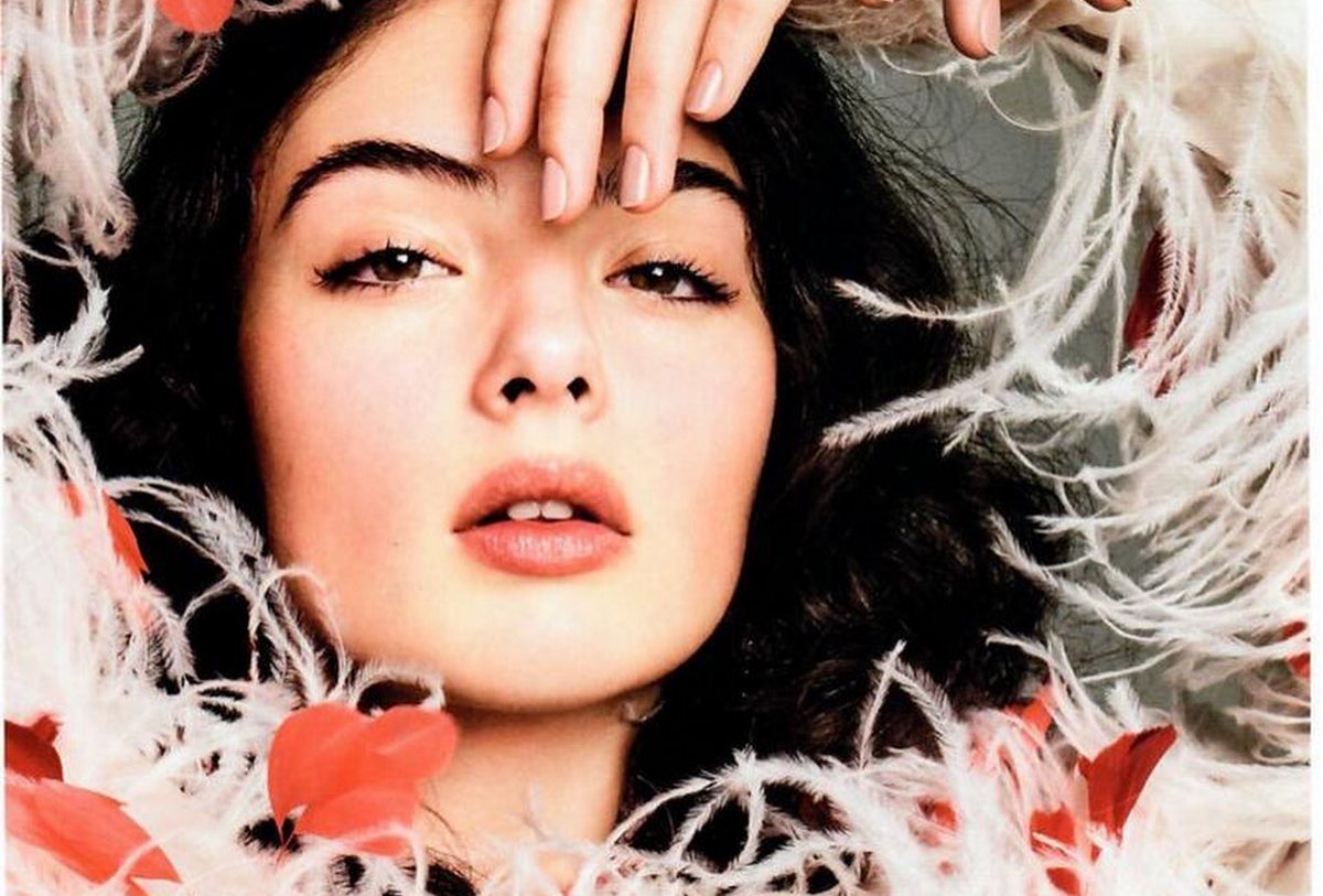 У вкороченому жакеті без бюстгальтера: 19-річна дочка Моніки Беллуччі викликала фурор зовнішнім виглядом - today.ua