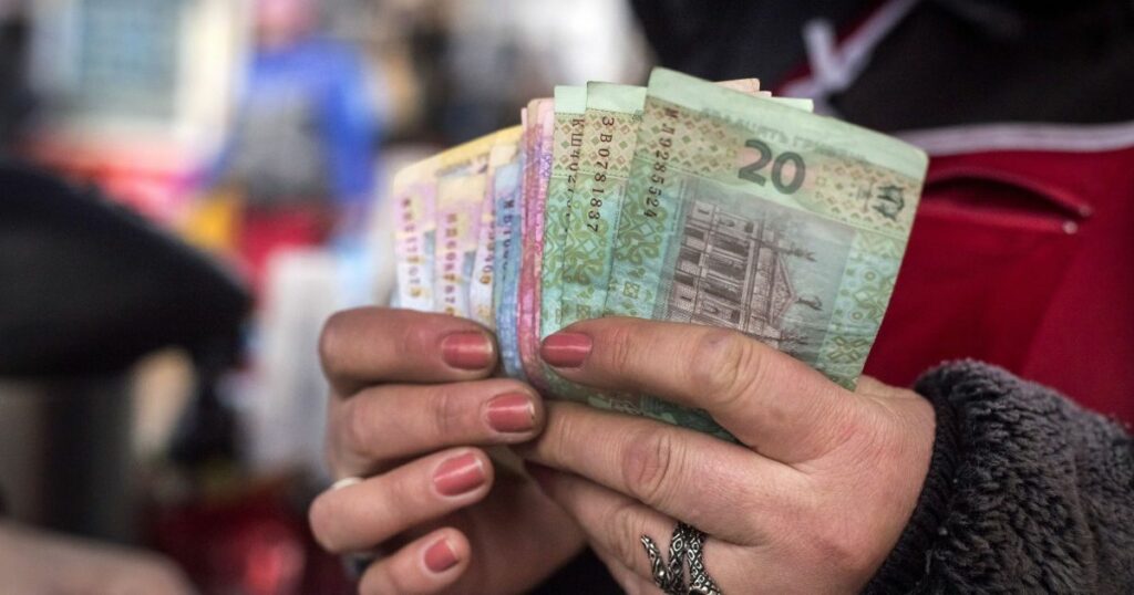 В Україні змінюють умови зняття готівки в банкоматах