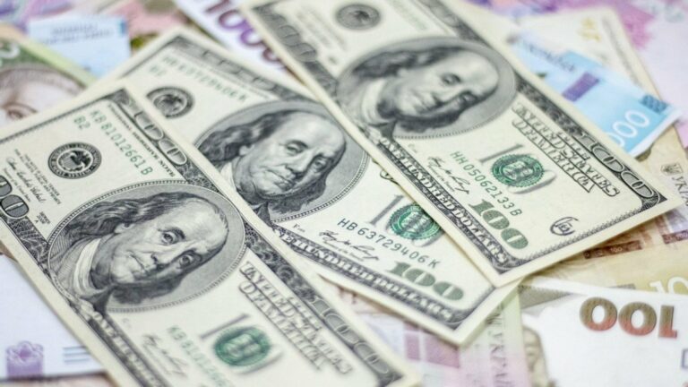 Доллар стремительно дешевеет: аналитики назвали главную причину укрепления гривны в конце октября - today.ua
