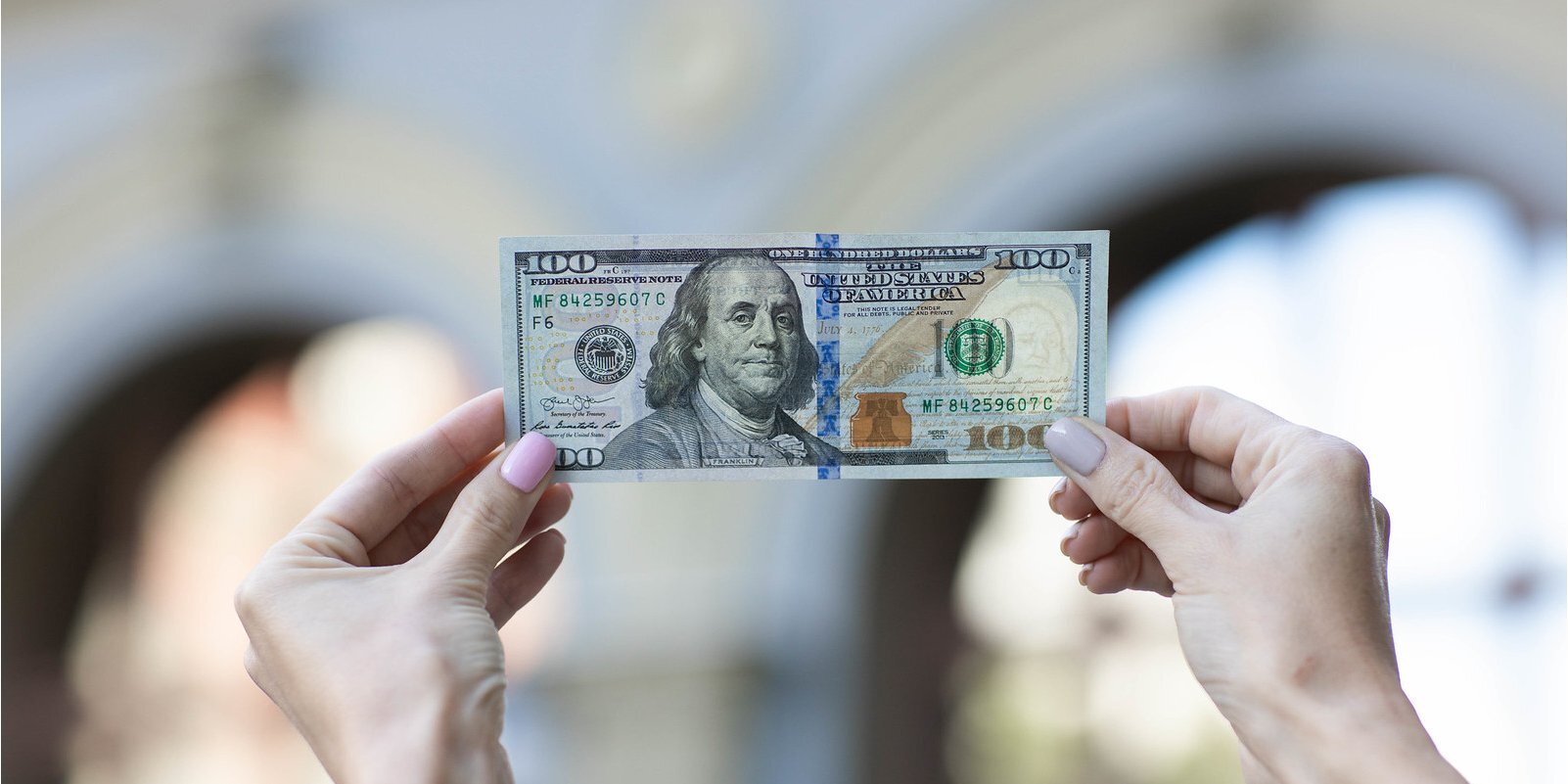 Доллар снизился до минимума после выходных: сколько стоит валюта в банках и обменниках