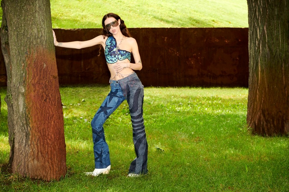 В прозрачном бюстгальтере из бус и мини-юбке: Надя Дорофеева снялась в откровенных образах для глянца