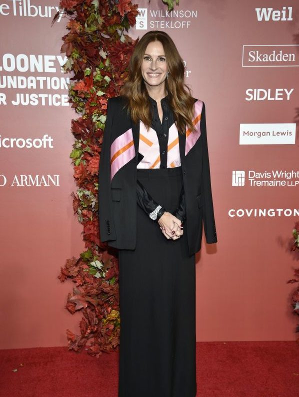Юбка макси и удлиненный пиджак: Джулия Робертс показала стильный вечерний образ на официальном приеме в Нью-Йорке