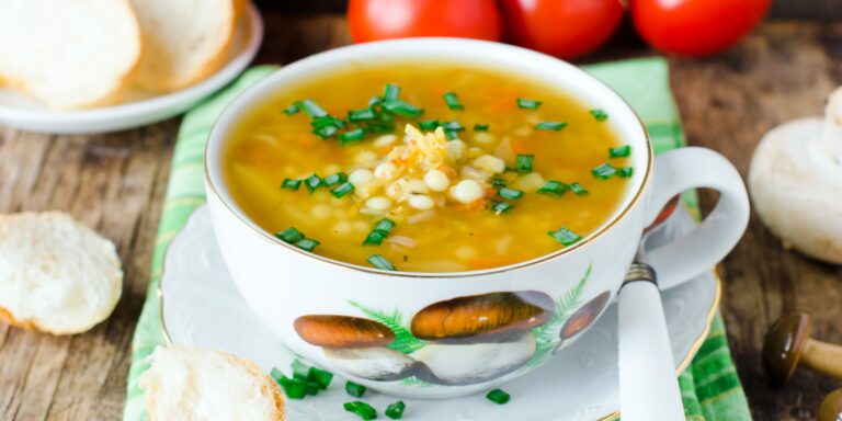 Ароматний квасоляний суп на м'ясному бульйоні: рецепт ситної страви на обід - today.ua