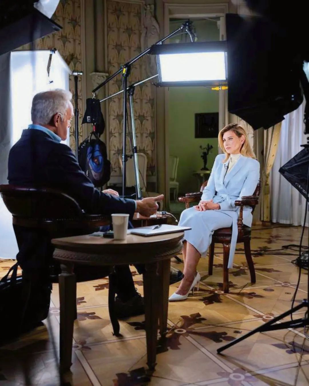 Олена Зеленська у небесно-блакитному спідничному костюмі дала дуже емоційне інтерв'ю популярному американському телешоу