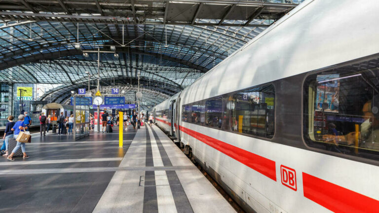 Украинские беженцы в Германии смогут бесплатно ездить в поездах: как воспользоваться услугой  - today.ua