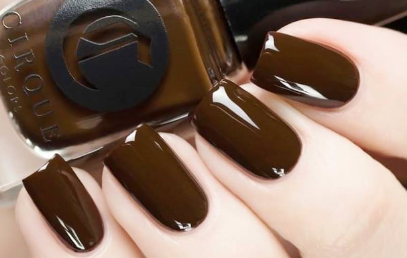 Шоколадний манікюр: 3 наймодніші відтінки нігтів осені 2022 