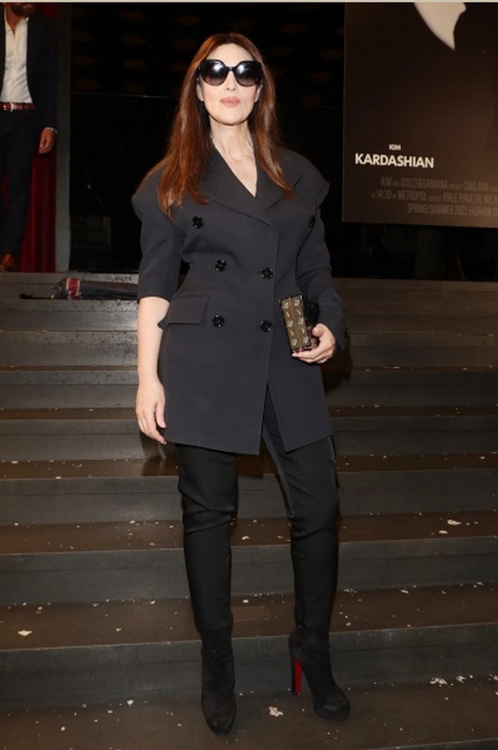 Новая прическа, пиджак с коротким рукавом и узкие брюки: Моника Беллуччи впечатлила внешним видом