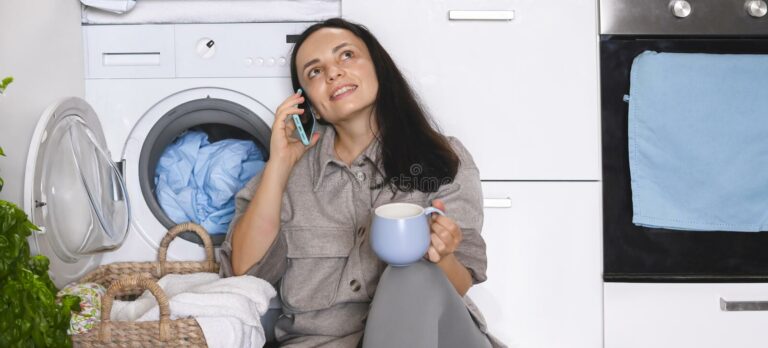 Зачем добавлять кофе в стиральную машину во время стирки: названо действенный способ сохранить цвет одежды - today.ua