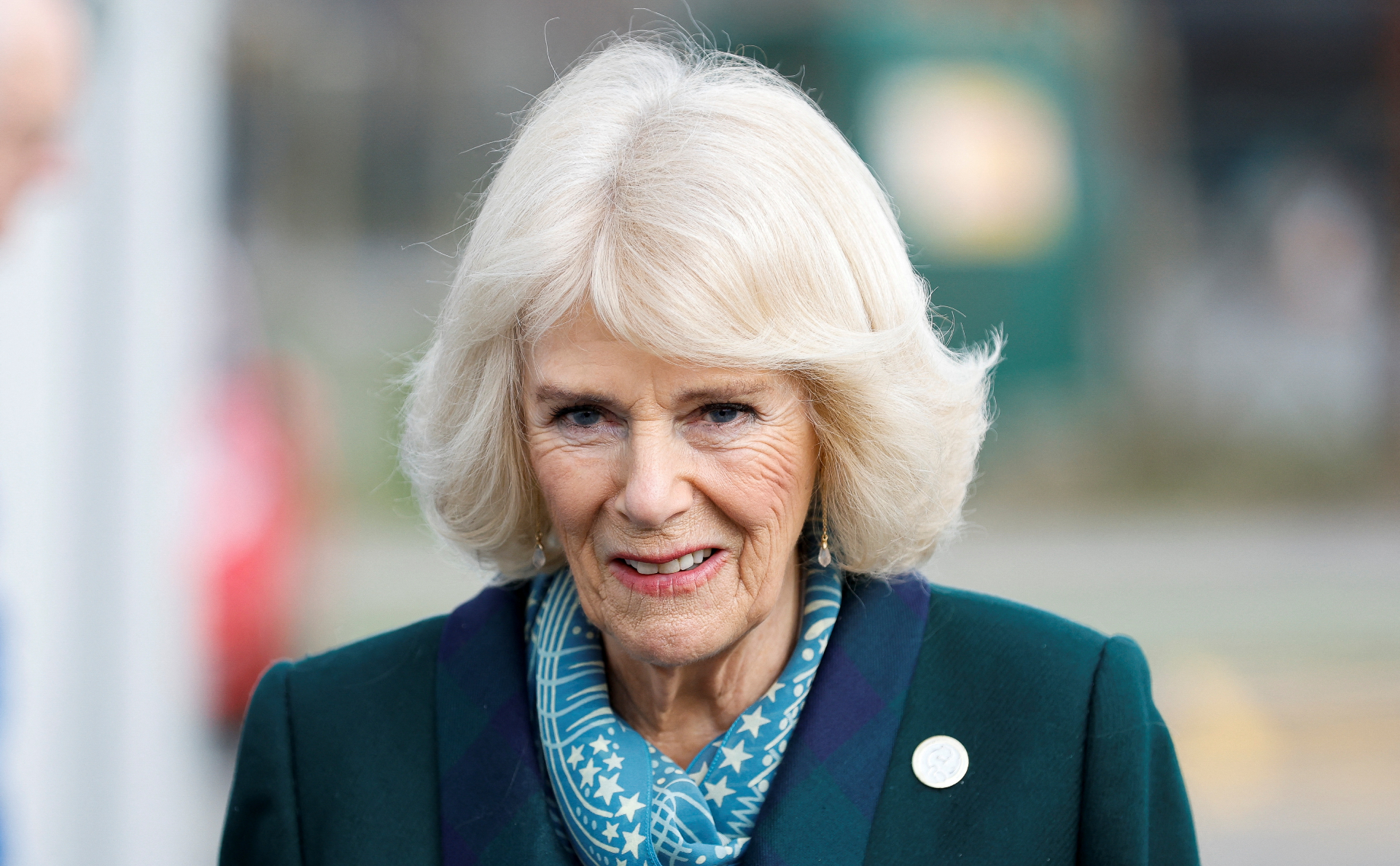 У велюровій максі-сукні за 100 доларів: 75-річна королева-консорт Камілла вперше вийшла у світ після похоронів Єлизавети ІІ