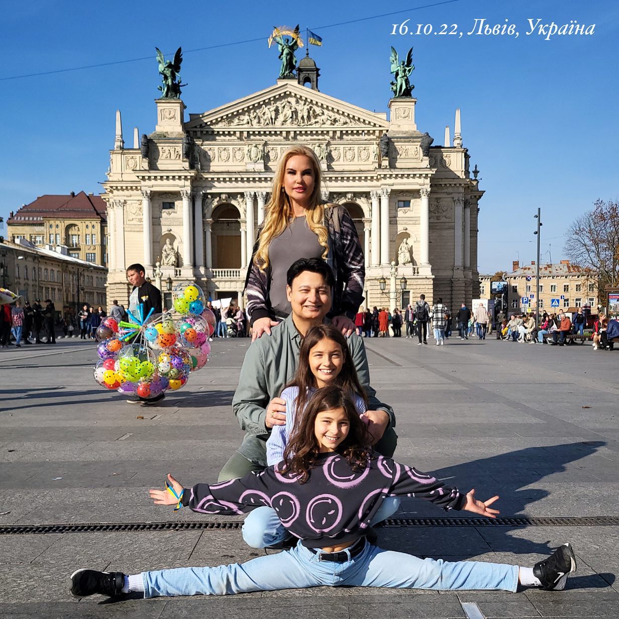 “Які гарні дівчатка“: Камалія привезла родину до Львова і вразила фото з підрослими дочками-близнючками