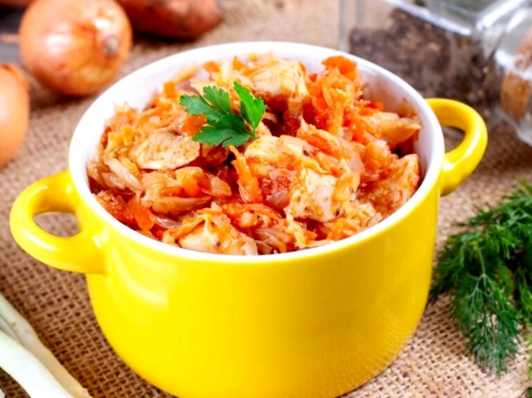 Тушкована капуста без м'яса: смак та колір страви покращить секретний інгредієнт - today.ua