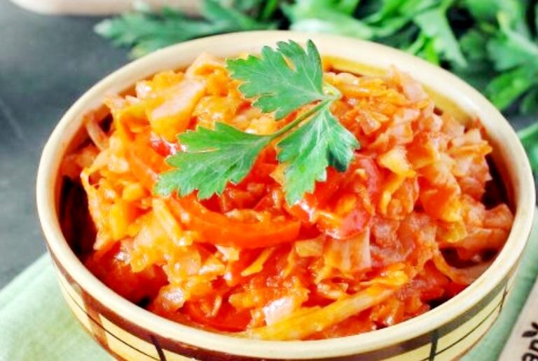 Тушкована капуста без м'яса: смак та колір страви покращить один секретний інгредієнт  - today.ua