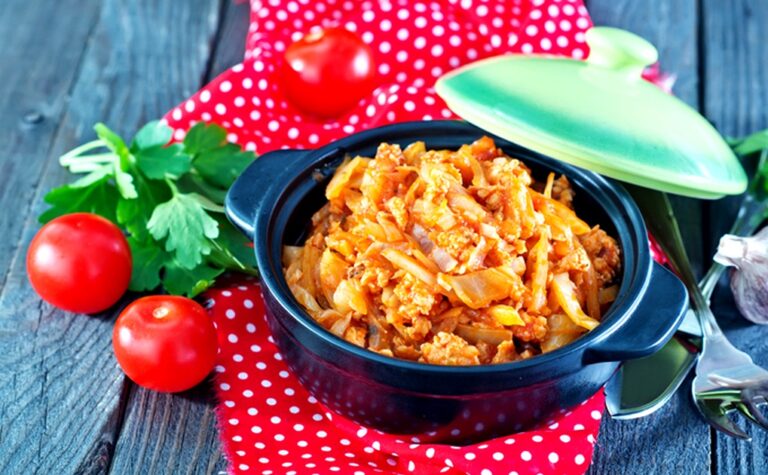Тушкована капуста без м'яса: колір та смак страви покращить один секретний інгредієнт - today.ua