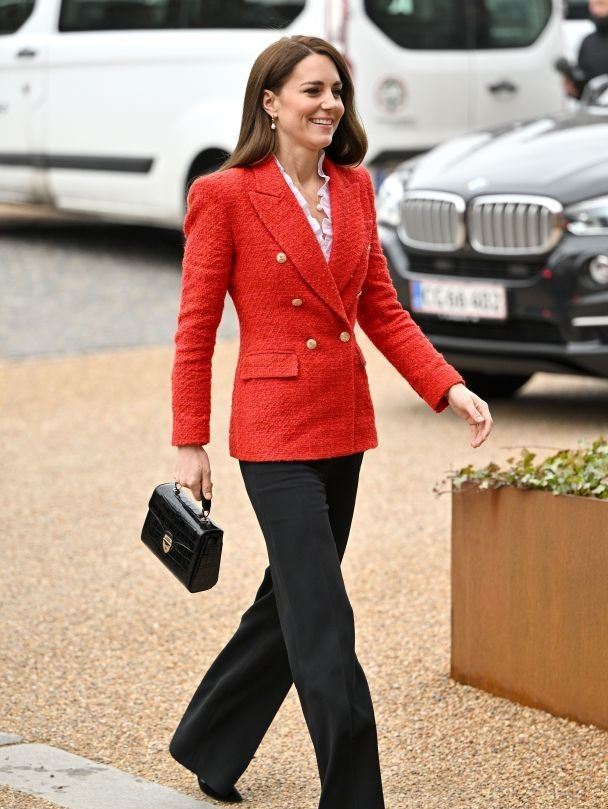 У червоному костюмі та зі сльозами на очах: принцеса Кейт звернулася до британців – відео