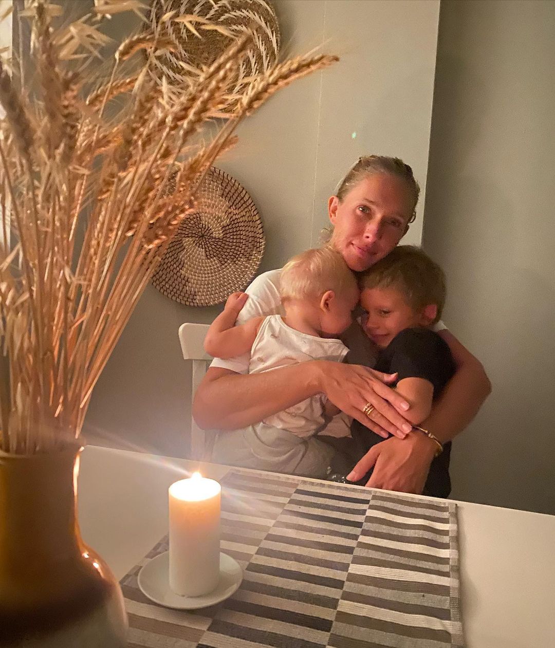 Вечер при свечах: Катя Осадчая показала, как проводит время с детьми после обстрела Киева
