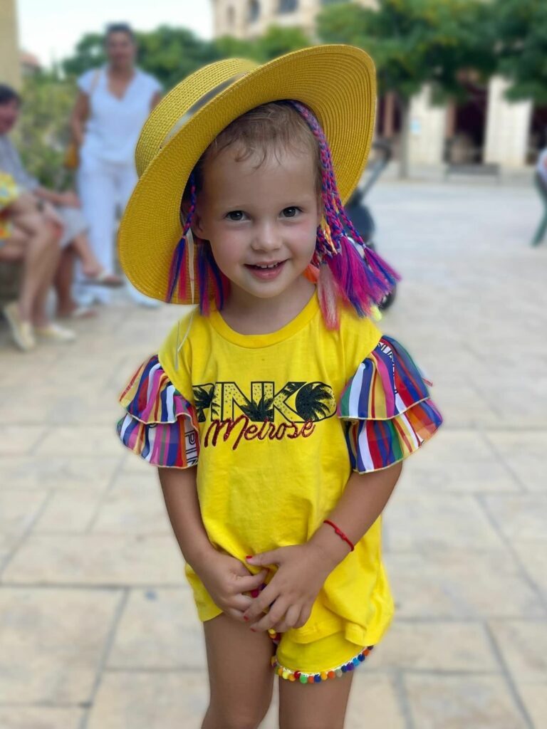 “Она хочет праздновать победу“: жена Дмитрия Гордона показала 3-летнюю дочь-именинницу в ярком образе