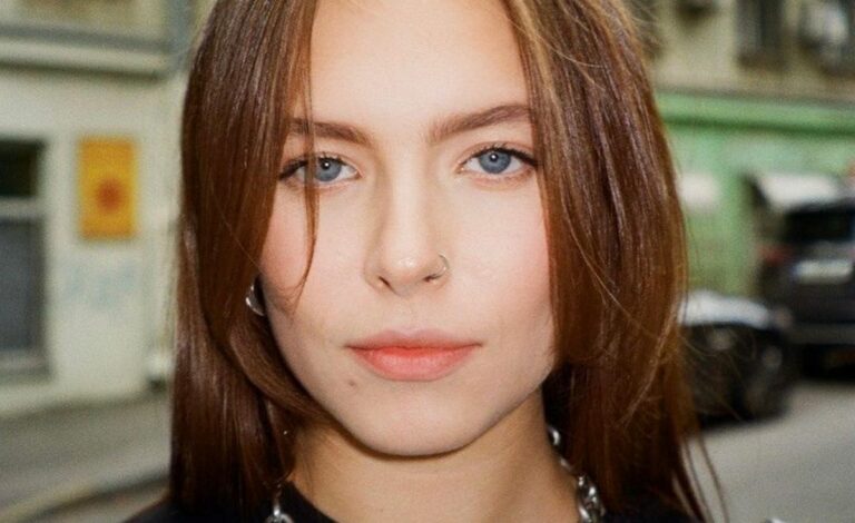 Идеальная прическа для вьющихся волос: как подстричься в 2023 году на примере дочери Елены Кравец - today.ua