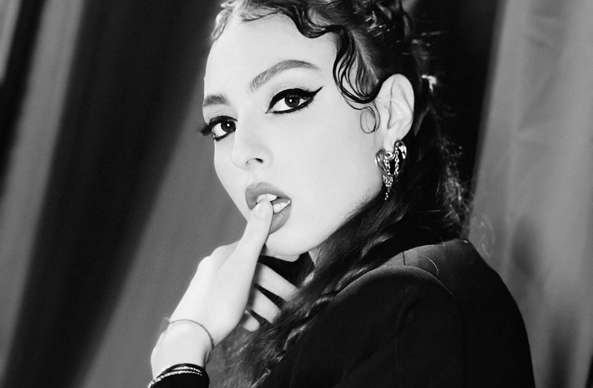 Ось це форми: 18-річна донька Олі Полякової у прозорій сукні з глибоким декольте вийшла в світ у Лондоні - today.ua