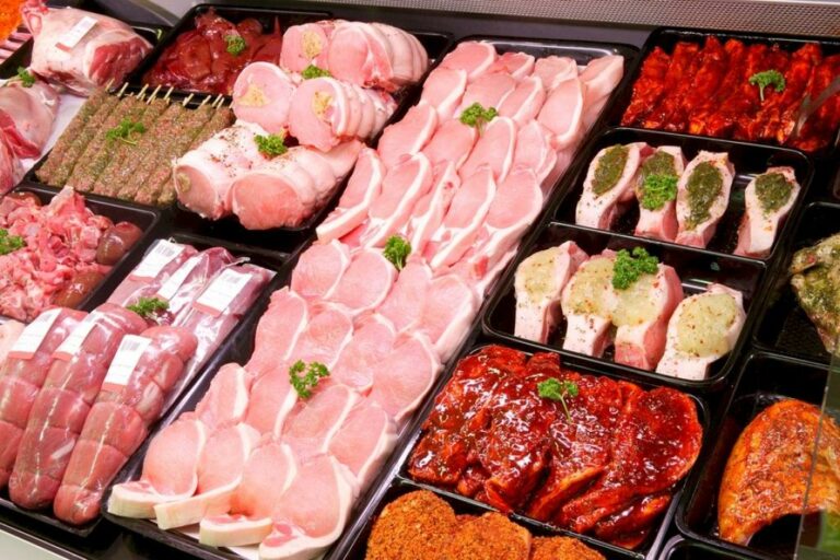 В Украине обвалились цены на мясо: сколько стоят свинина и курятина в конце осени - today.ua