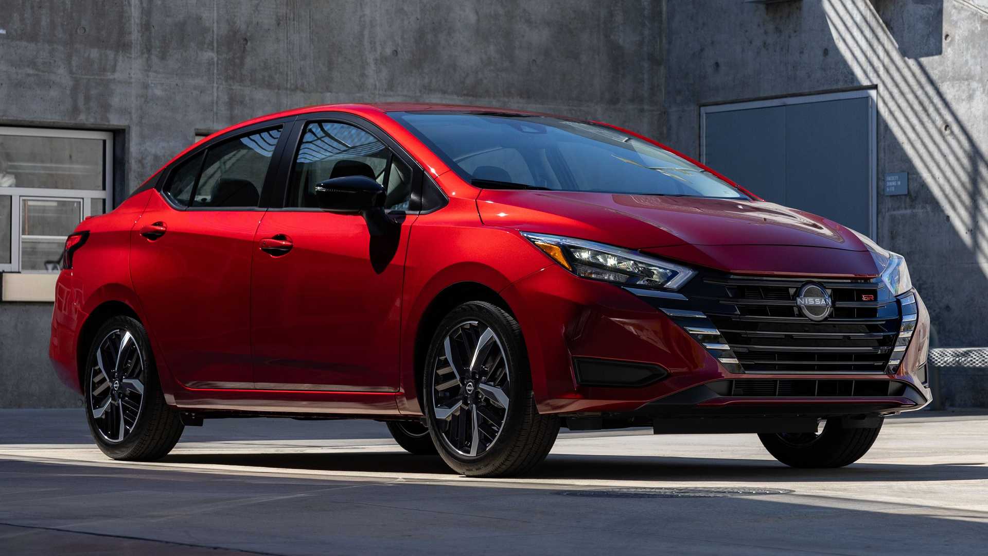 Nissan представив оновлену Versa