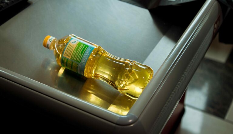 Ціни на соняшникову олію в Україні побили черговий рекорд: як змінилася вартість продукту у супермаркетах в кінці жовтня - today.ua
