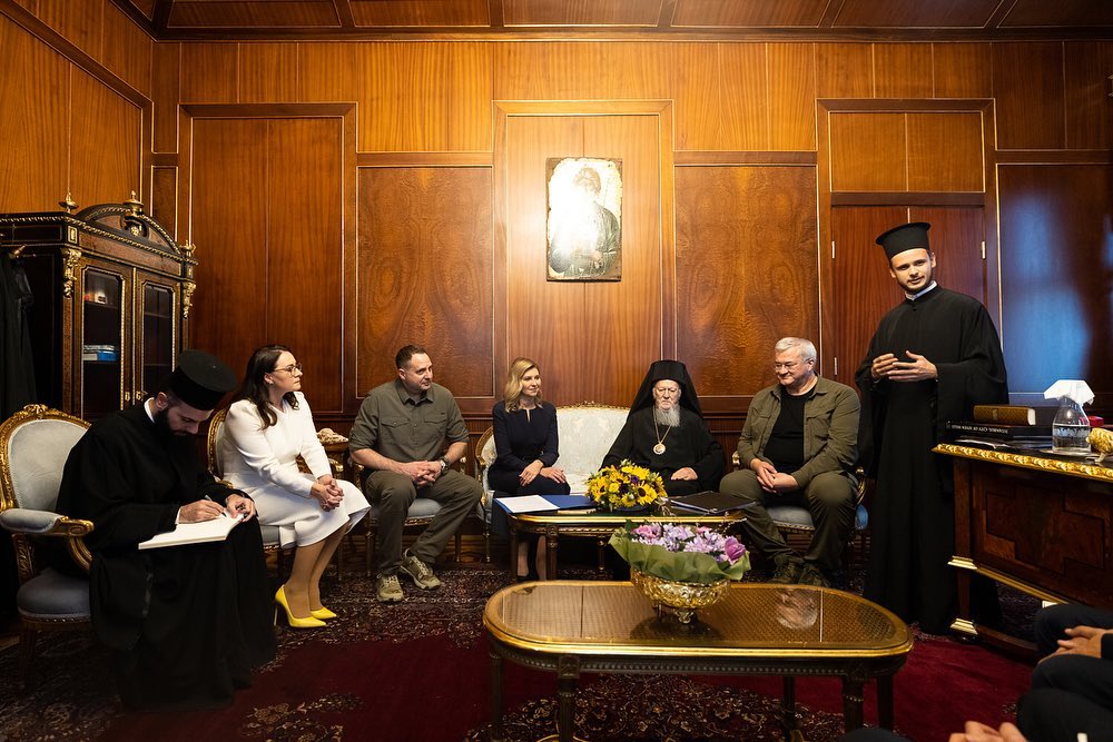 Почти как Кейт Миддлтон: Елена Зеленская в темно-синем платье-пальто поразила красотой на встрече с патриархом в Турции