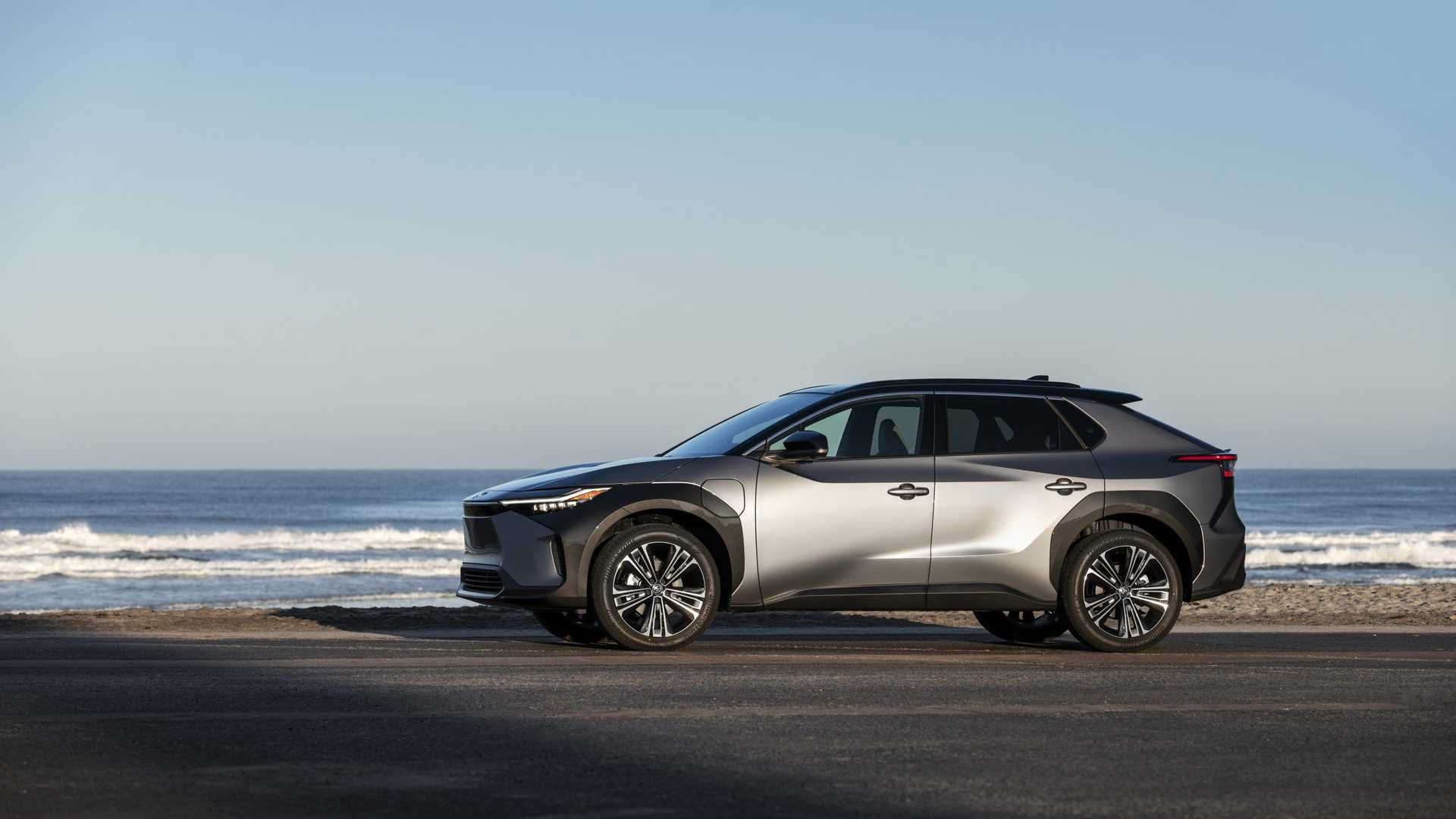 Toyota передумала выпускать электрические Crown и FJ Cruiser