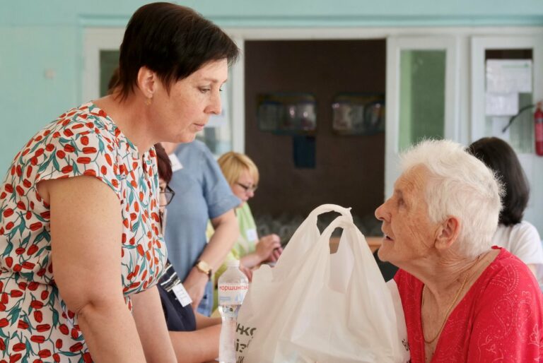Одинокие и малообеспеченные пенсионеры получат помощь продовольственными наборами и не только - today.ua