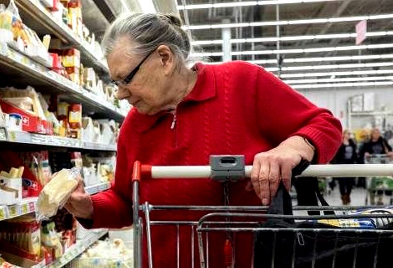 В супермаркетах снизились цены на продукты из социальной корзины: украинцам объяснили, что происходит