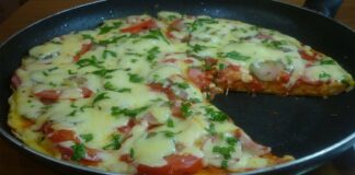 Піца-п'ятихвилинка на сковороді: смачна кулінарна фантазія з того, що знайшлося в холодильнику - today.ua