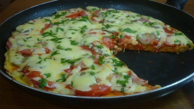 Пицца-пятиминутка на сковороде: вкусная кулинарная фантазия из того, что нашлось в холодильнике - today.ua