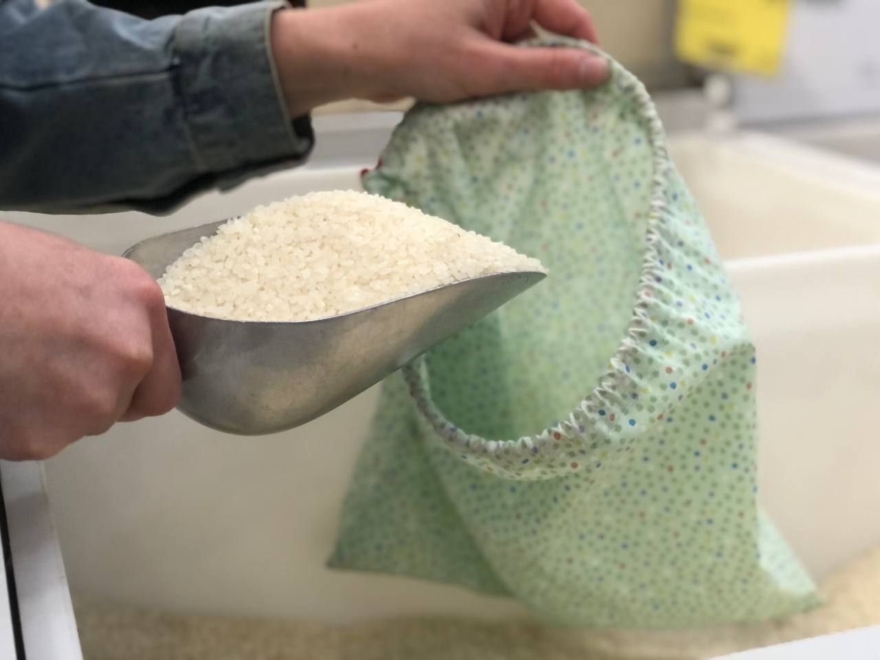 Супермаркети в Україні оновили ціни на рис, гречку та макарони: як змінилася вартість круп в кінці жовтня