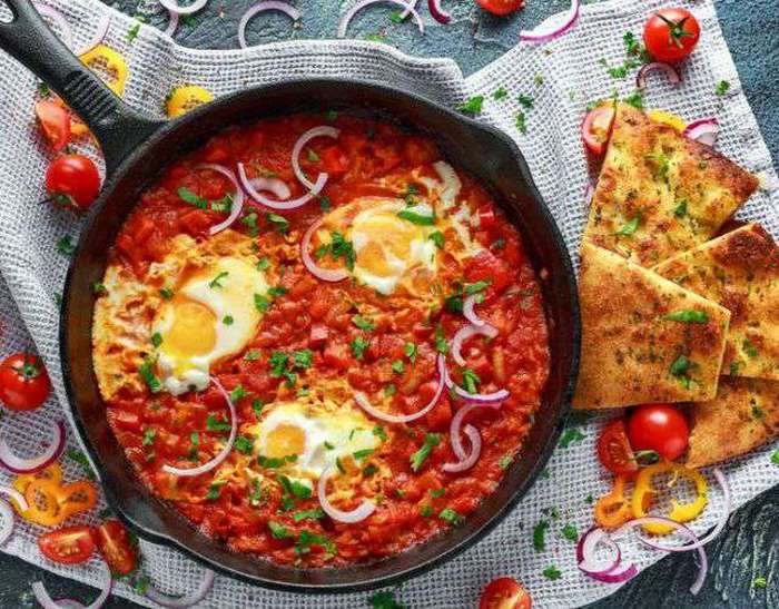 Яєчня по-арабськи – рецепт пікантної страви в соусі з помідорів, гострого перцю, цибулі та приправ