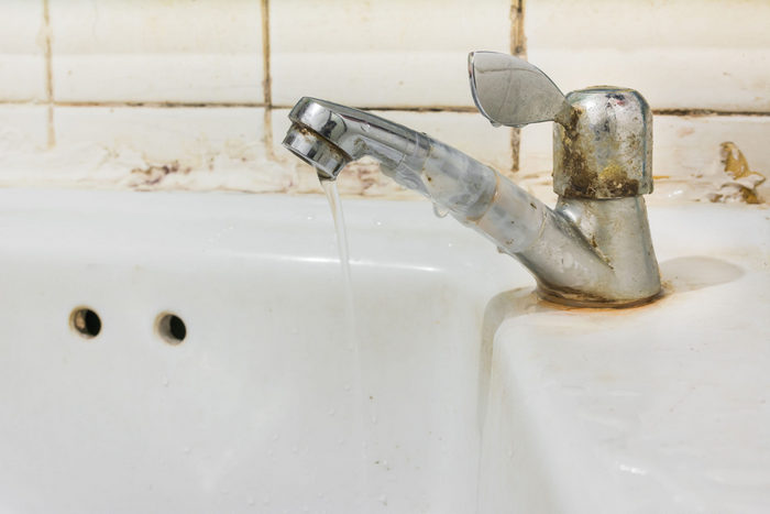 Как отмыть ржавчину с сантехники: 4 дешевых средства, которые есть почти в каждом доме
