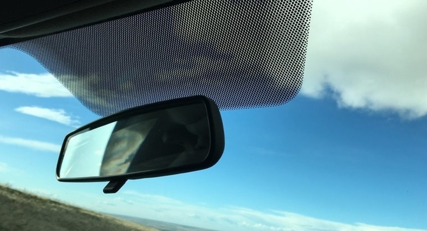 4 причини, навіщо потрібні чорні точки на склі автомобілів