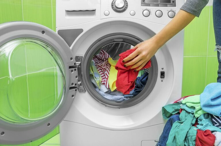Як випрати одяг у машинці, коли відключили воду: корисні поради щодо використання “пралки“ - today.ua