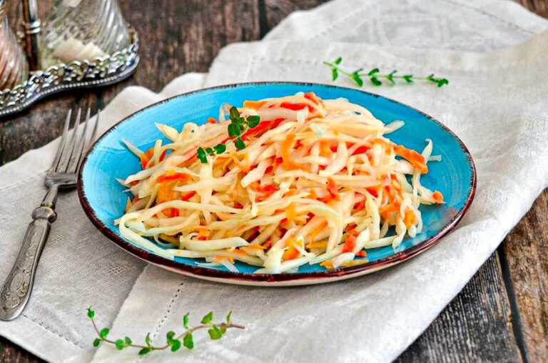 Салат з капусти, як у ресторані: секрети приготування соковитої та смачної закуски на обід  - today.ua