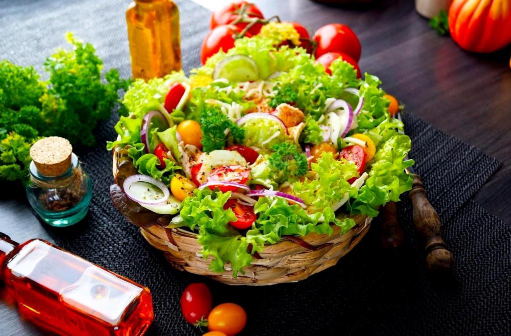 Не гірше, ніж у ресторані: рецепт овочевого салату з куркою та заправкою із трьох інгредієнтів