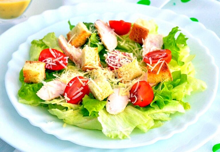 Салат “Цезар“: найпростіший та найшвидший рецепт ресторанної страви на обід  - today.ua