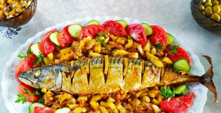 Запечена скумбрія з овочами: як правильно приготувати рибу, щоб вона не була сухою - today.ua