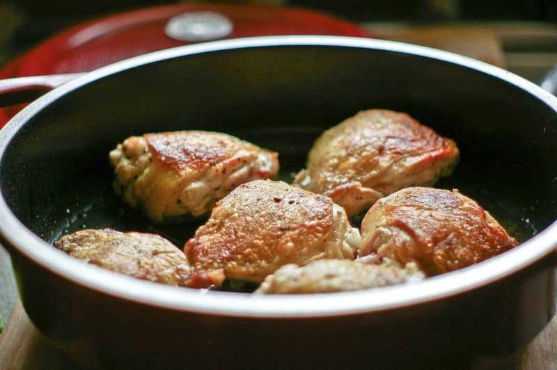 Соковиті курячі стегенця на обід: у чому замаринувати м'ясо, щоб воно вийшло ніжним та пікантним