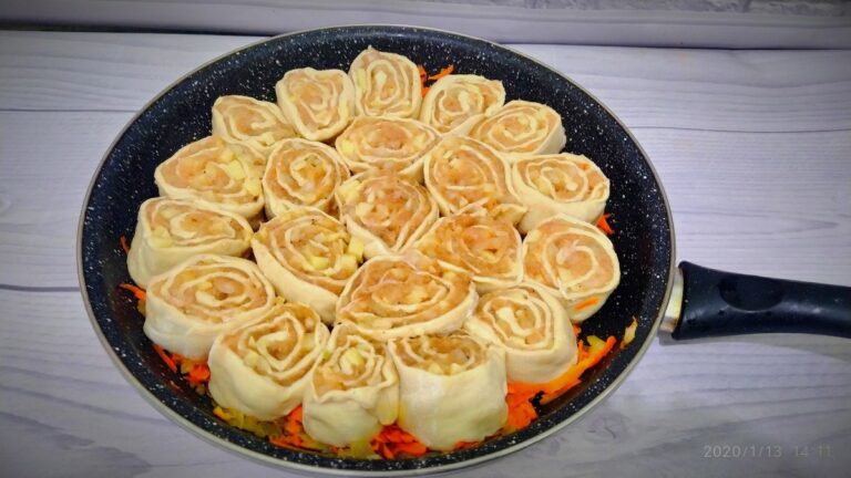 Простой обед из фарша и овощей: рецепт мясных рулетов в тесте на сковороде - today.ua