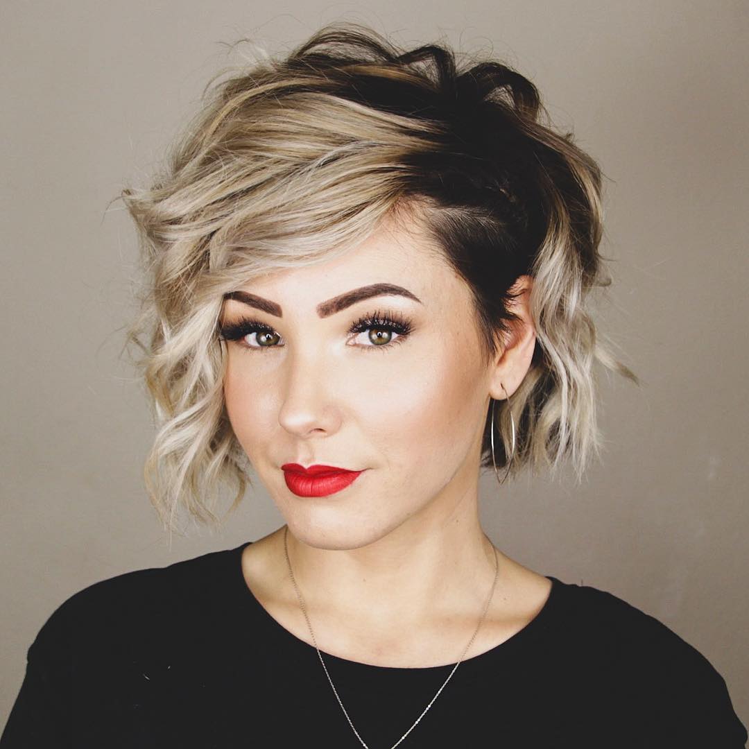 Бойфренд-боб – самая популярная омолаживающая стрижка для коротких волос на ноябрь 2022