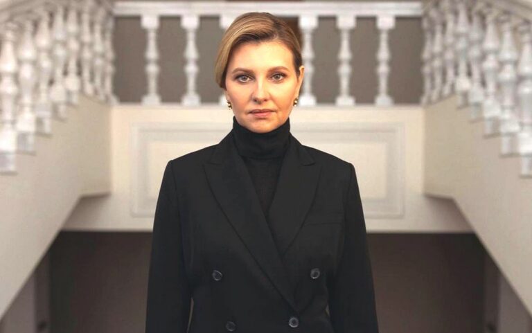 Прическа-ракушка и тотал-блэк наряд: Елена Зеленская показала новый элегантный образ - today.ua