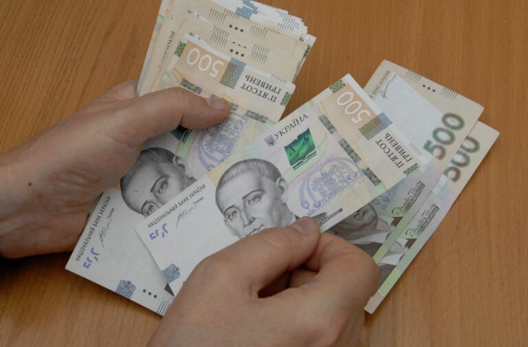 Украинцам рассказали, как получить по 3000 грн в ноябре: условия и сроки начисления выплат - today.ua