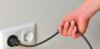 Як зменшити рахунок за електроенергію: названо електроприлади, які потрібно вимикати на ніч з розетки - today.ua