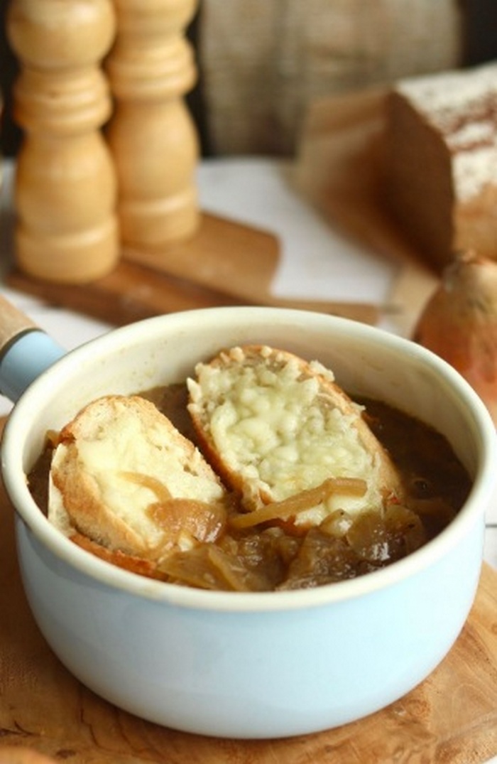 Польский луковый суп с чесночными гренками - рецепт витаминного осеннего блюда для всей семьи